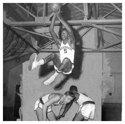 除了这样尺寸的身材,张伯伦的臂展也是非常的恐怖,之前在参加哈林篮球