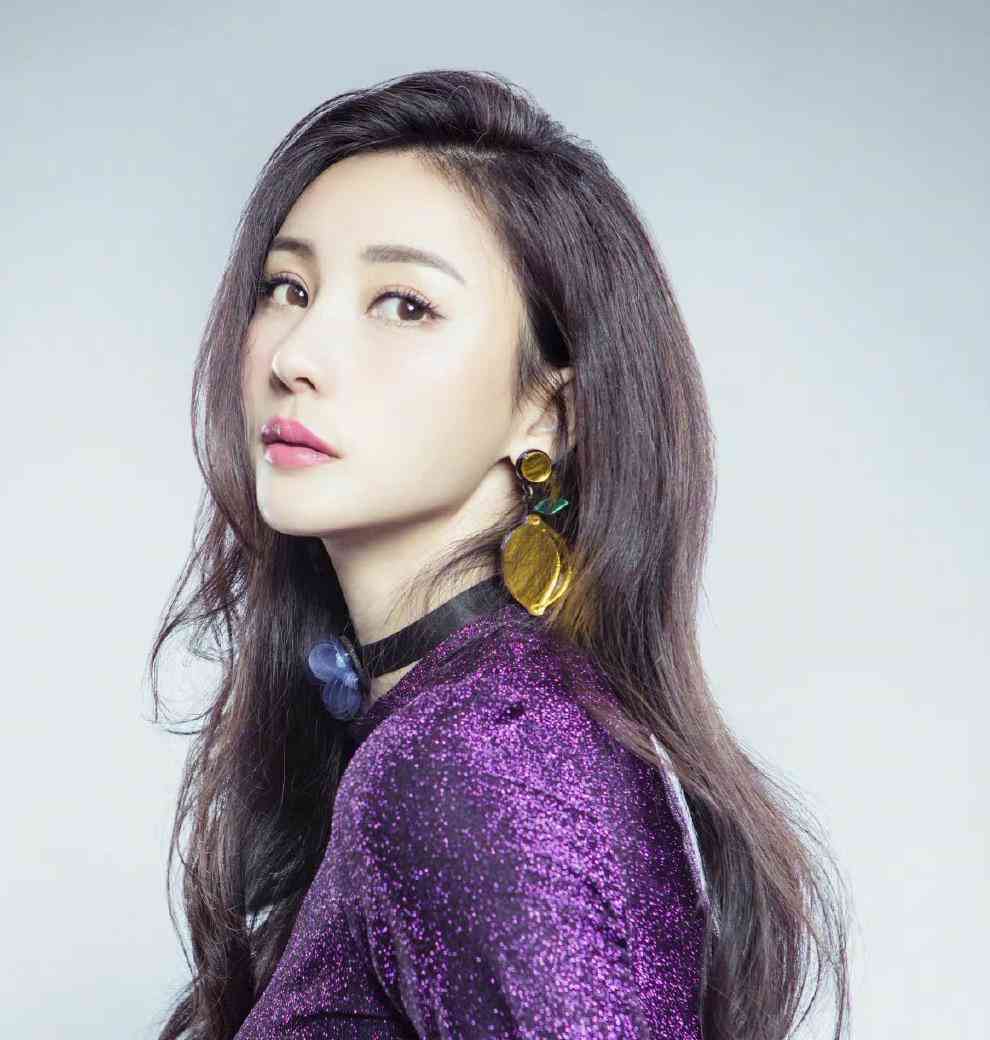 柳岩太敢搭配了,紫色上衣紫色西裤配黄色耳环,这个颜色好难驾驭