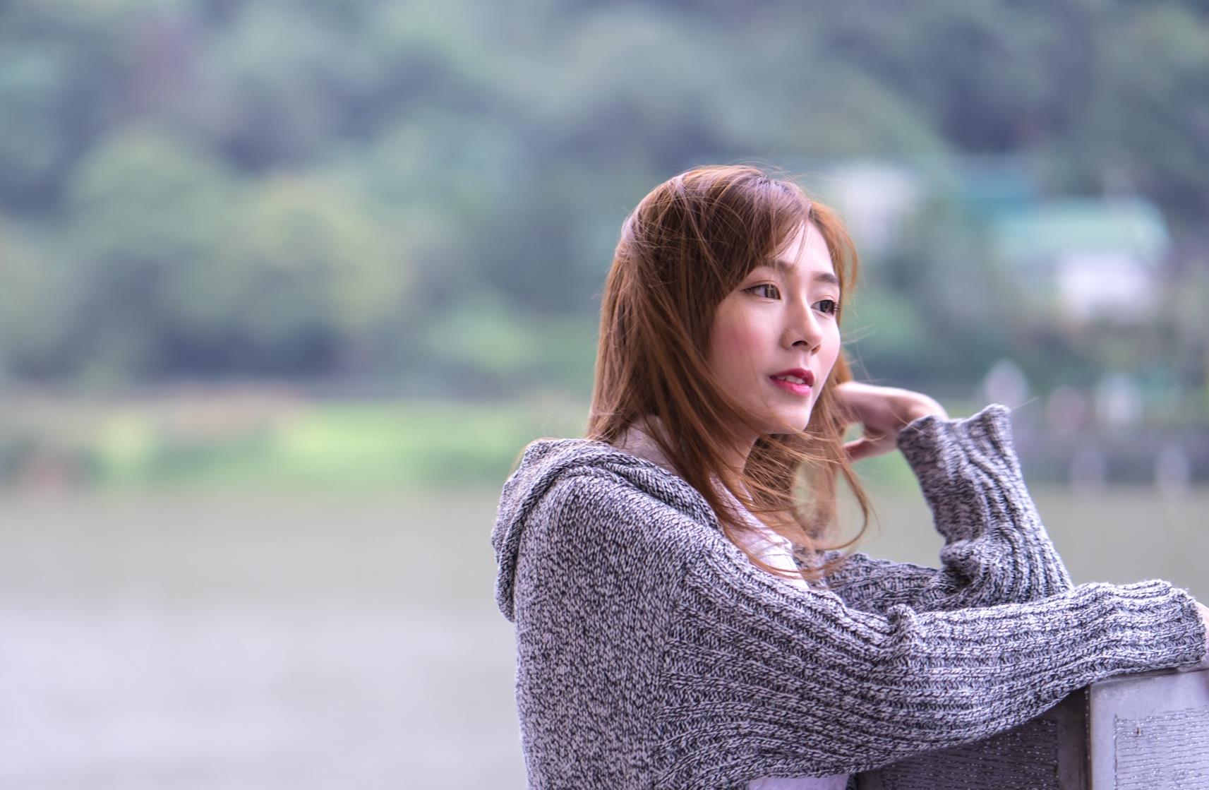 靓丽女孩时尚穿搭湖边雨中写真