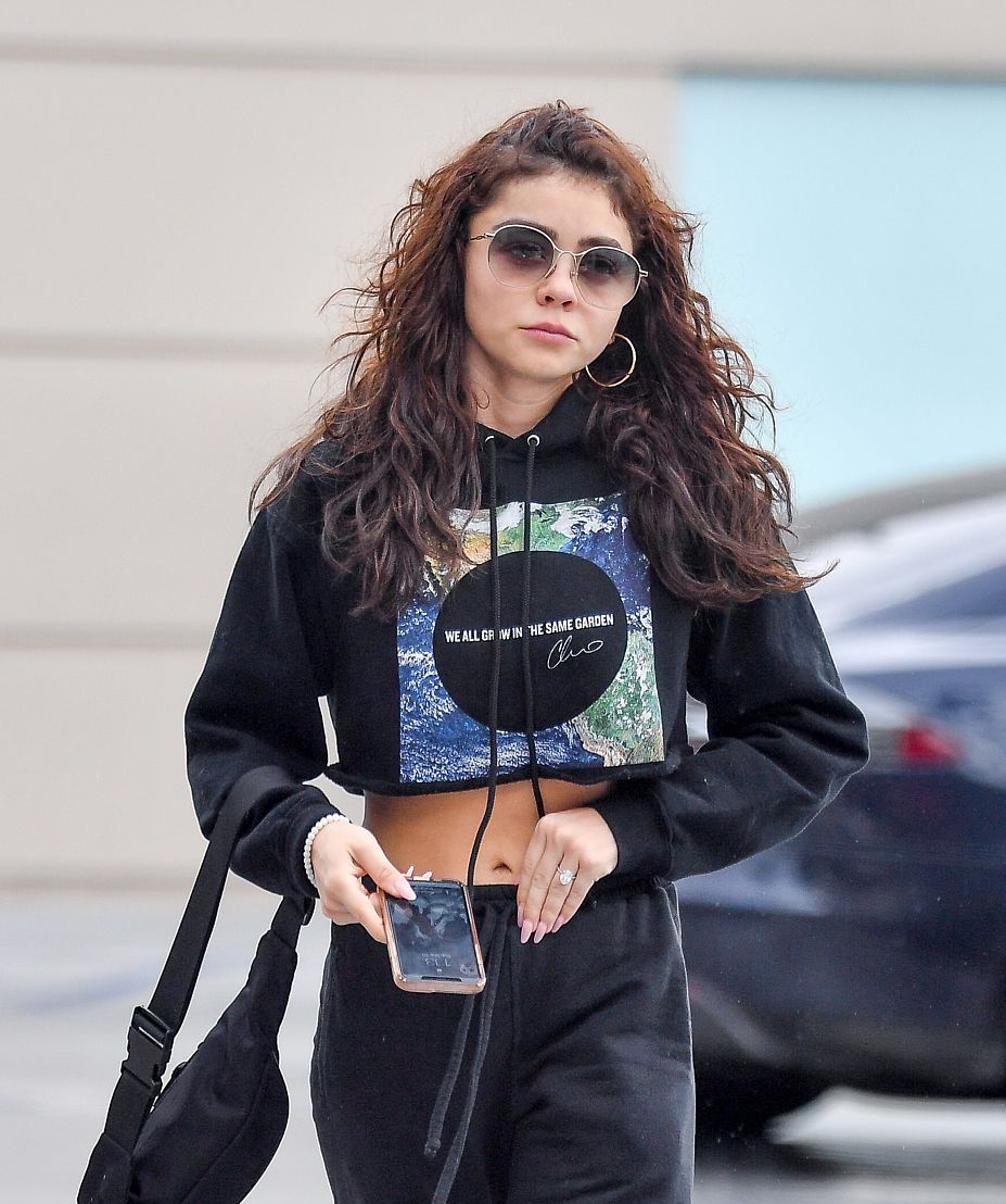 萨拉·海蓝德街拍:露脐卫衣搭配运动裤nike球鞋元气满满