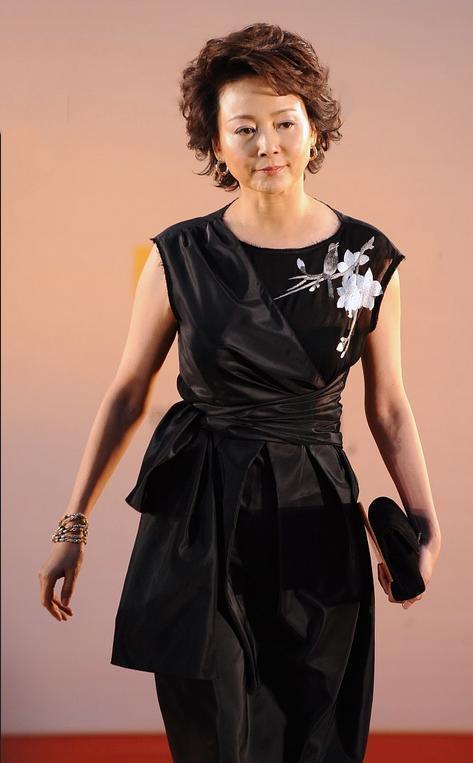 张瑜越老越时髦,穿拼接褶皱裙配丝绒高跟鞋,端庄中充满俏皮感