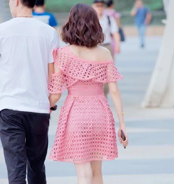 街拍小姐姐粉色镂空半身裙青春时尚