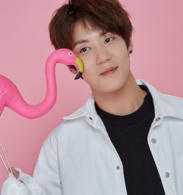 人气偶像周澄奥,粉红系阳光男孩,慵懒时尚感溢出屏幕