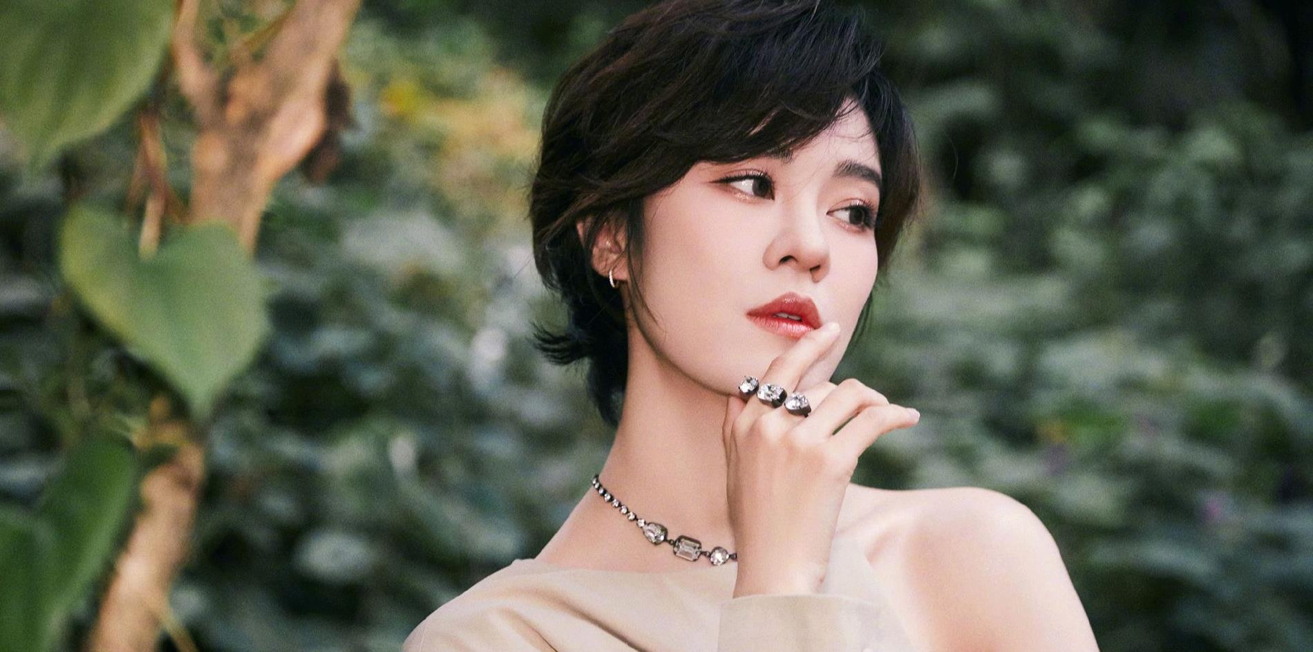 谁说短发造型的女人不美?郁可唯穿卡其色连衣裙配短发,精致可人