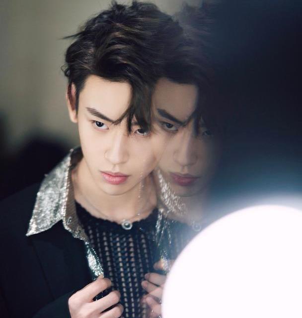 范丞丞小鬼回归舞台助力学妹故意秀内搭白皙皮肤让人羡慕