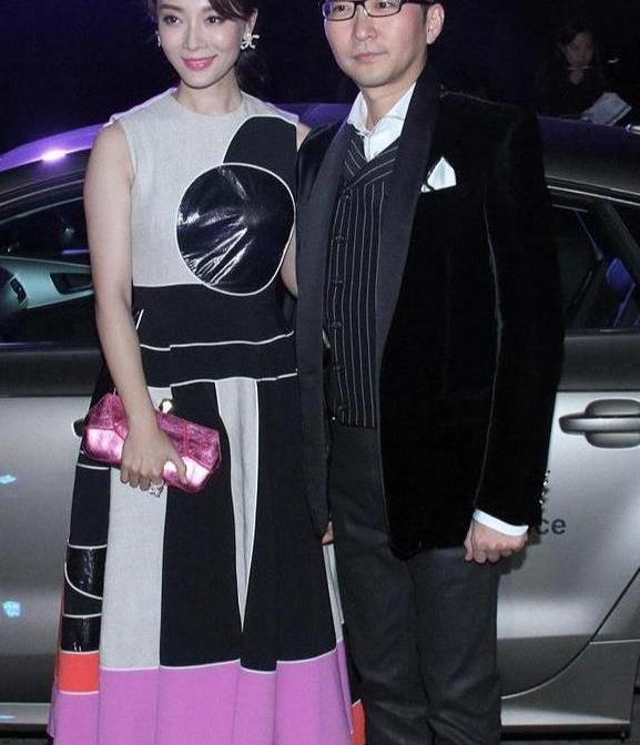 陈数携丈夫走红毯,她一袭印花裙变温柔小女人,老公穿夹克很绅士