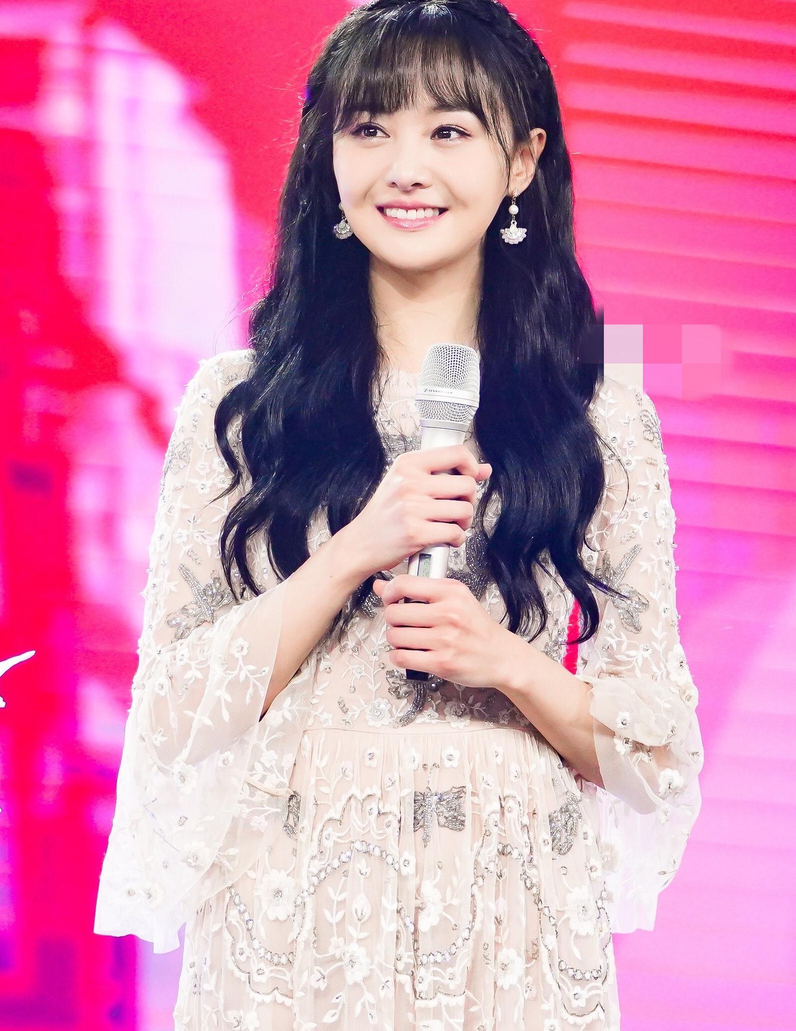 郑爽穿几何拼接上衣职业风造型亮相时装盛事,红唇微启表情优雅