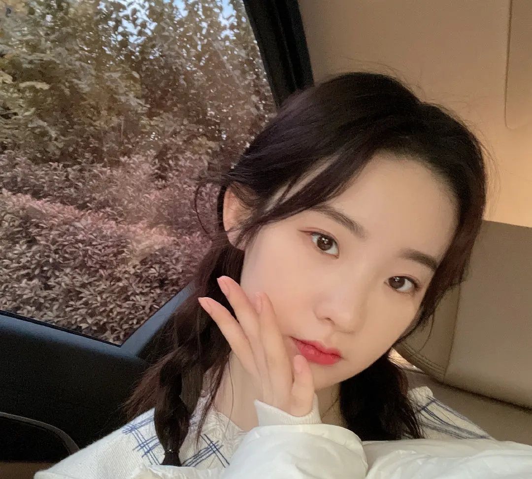 硬糖少女303成员张艺凡麻花辫可爱靓丽惹人爱芭蕾表情包
