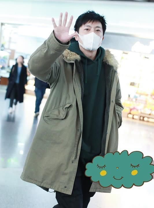 郭京飞素颜出门穿派克大衣配卫衣脚穿花色帆布鞋挺显年轻