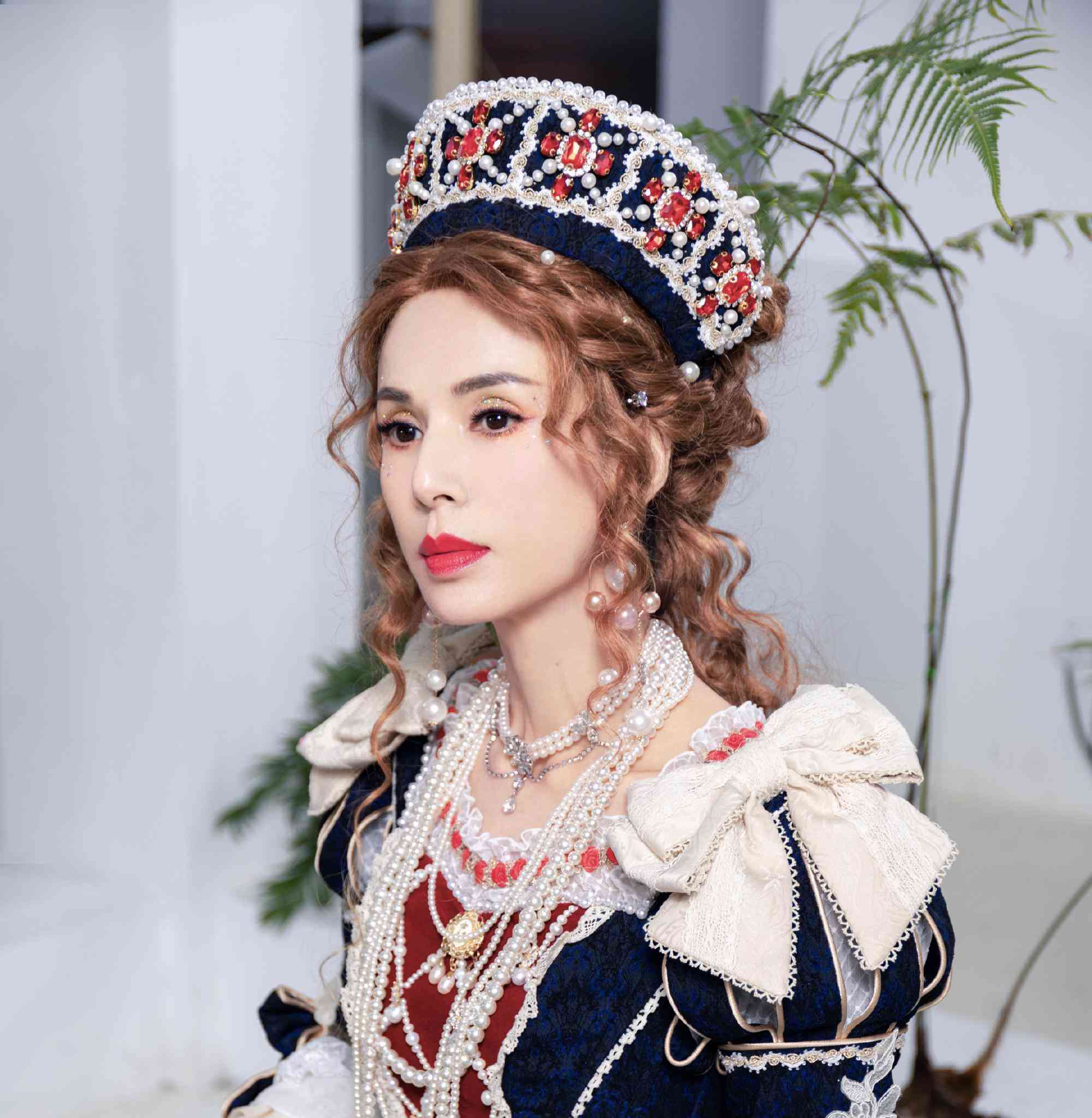 曾是最美小龙女,今欧洲宫廷风长裙个性华丽,姑姑也穿洛丽塔_高清图集