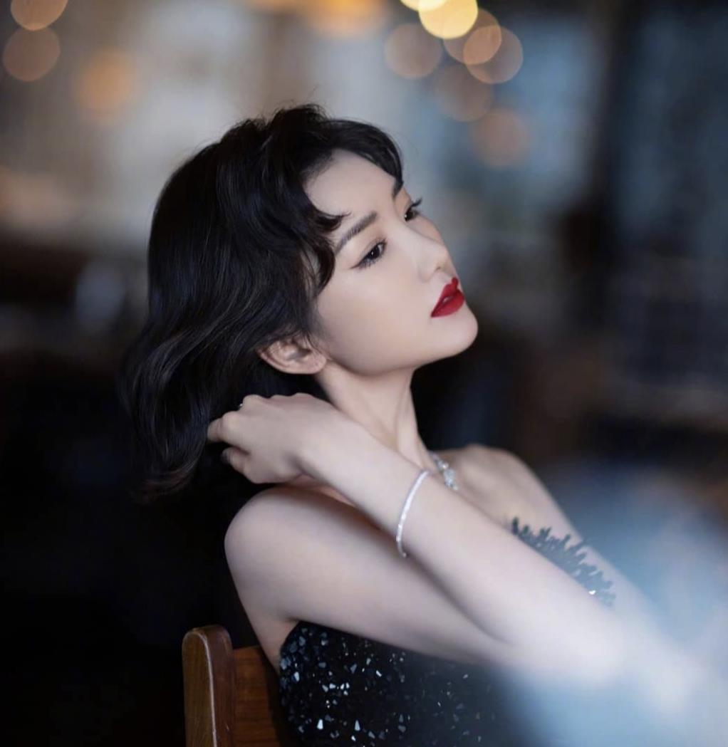 毛晓彤烫卷的短,别致的刘海搭黑色抹胸长裙,浪漫又复古