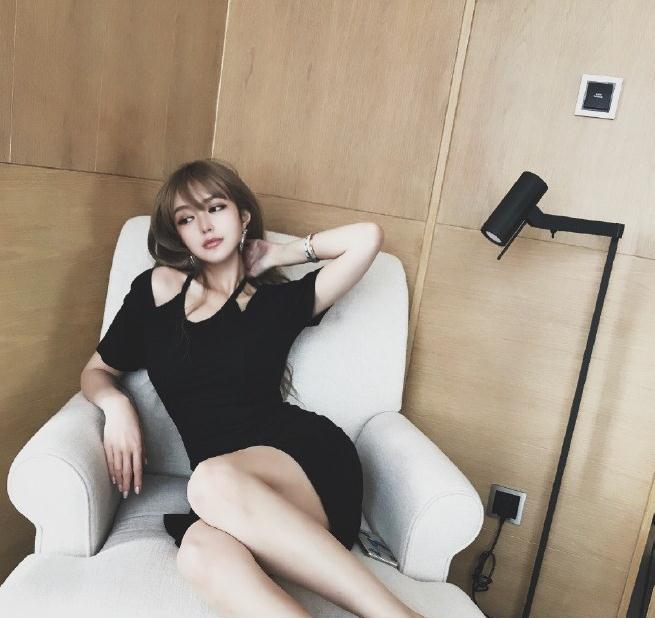 周扬青黑裙秀长腿气场超slay