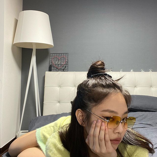 金智妮在自己的家中展示大胆的搭配 无论哪一种都很有型