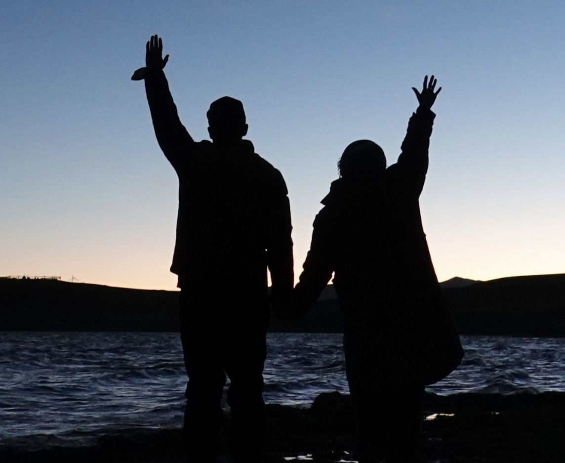 而且两人还是双手紧牵身高差也非常养眼即便是只有背影也能感受到他们