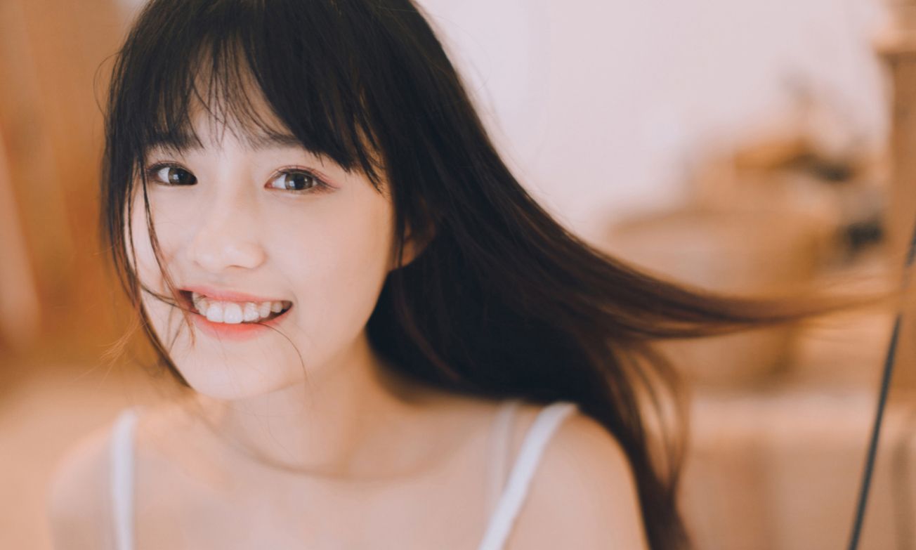 00后校花,微笑干净,气质优雅