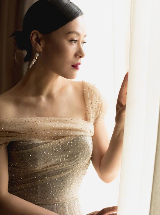 邬君梅真是太闪耀了,穿一身公主裙很清新,但妆容看着有点显老