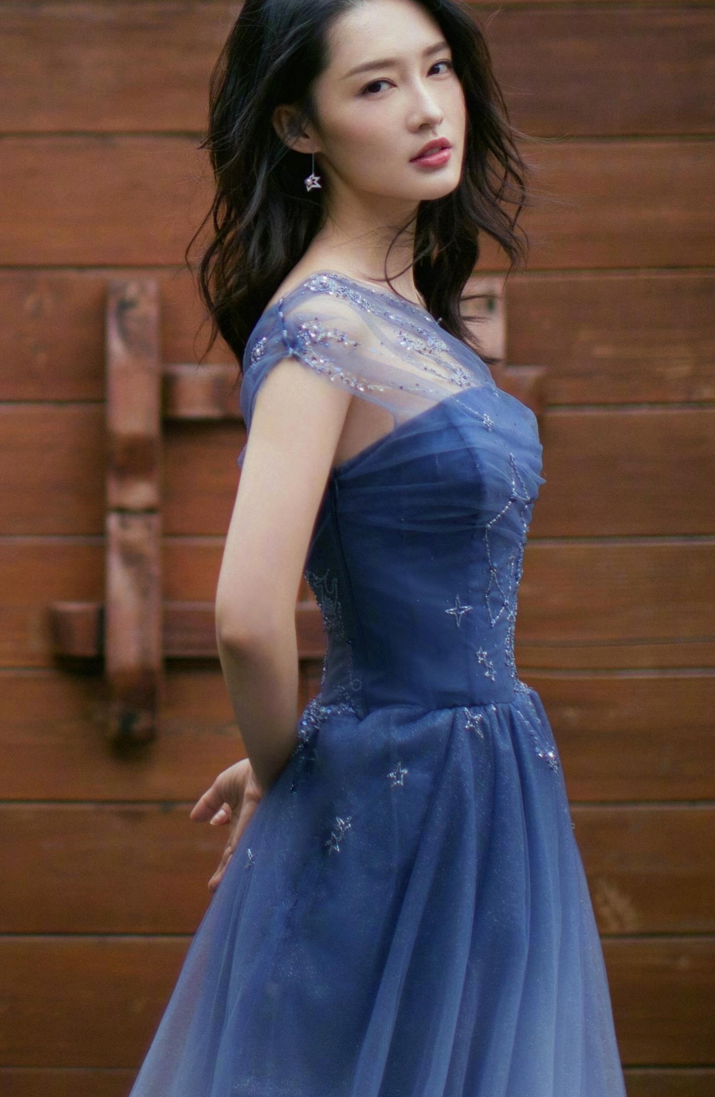 少女感十足的李沁,穿裙装优雅灵动,休闲装自信随性