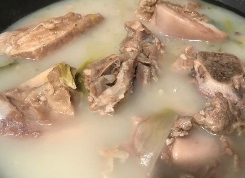 炖骨头汤时老是熬不出白汤10人做9人错难怪汤不白也不鲜