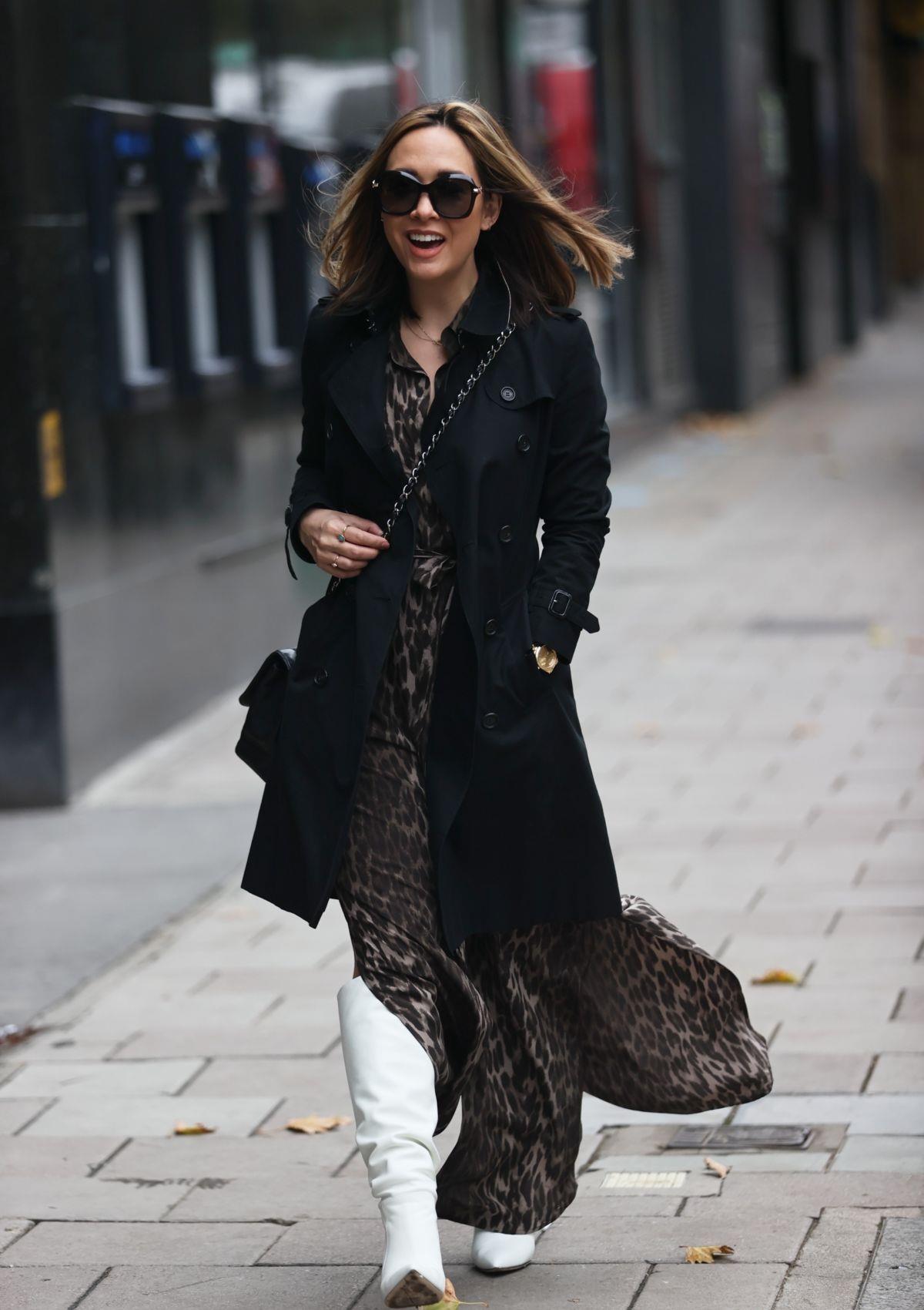 夏洛特v领针织衫修身显瘦,艾米丽红色大衣贵妇气息|欧美街拍