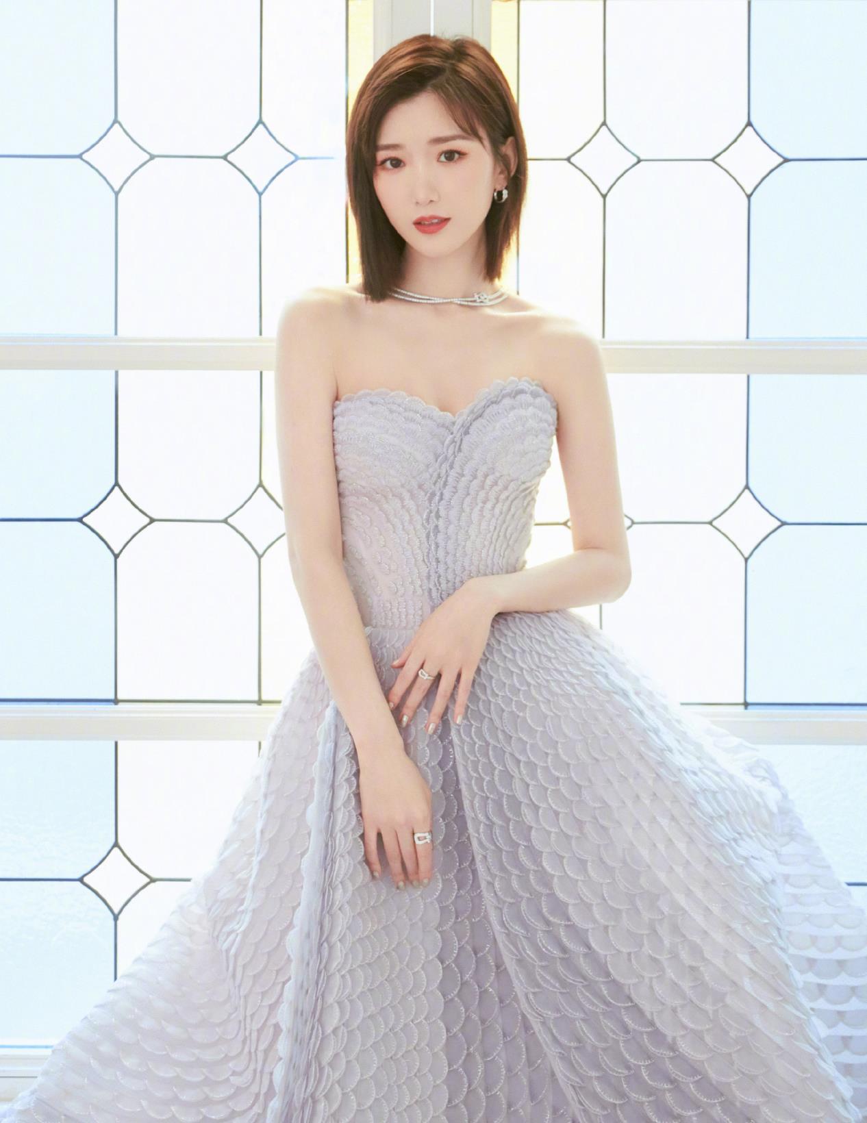 毛晓彤美出新高度,人鱼礼服尽显娇小身材,风格华丽又清新