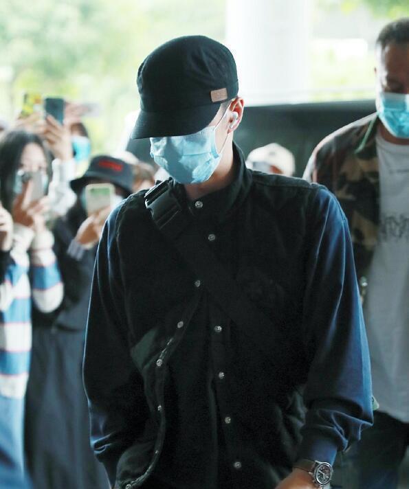 《天天向上》录制,王一博戴眼镜路透像高中生,跑得飞快笑容灿烂