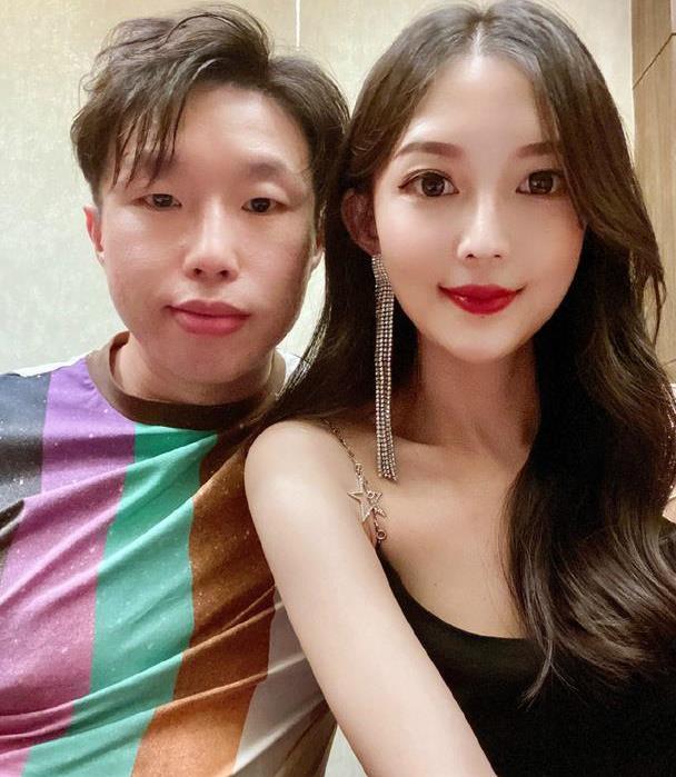 德云社烧饼官宣妻子怀二胎,饼嫂虽然长相很网红,但是打扮却甜美_高清