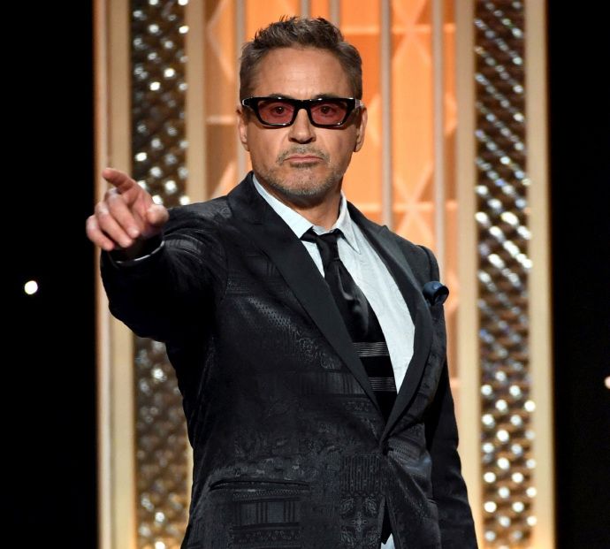 托尼史塔克 惊喜现身好莱坞电影奖,西装帅气