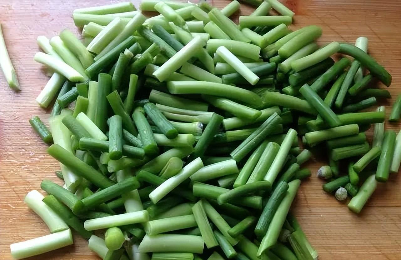 腌蒜苔还是奶奶的老方法好只需4步蒜苔根根入味脆爽开胃