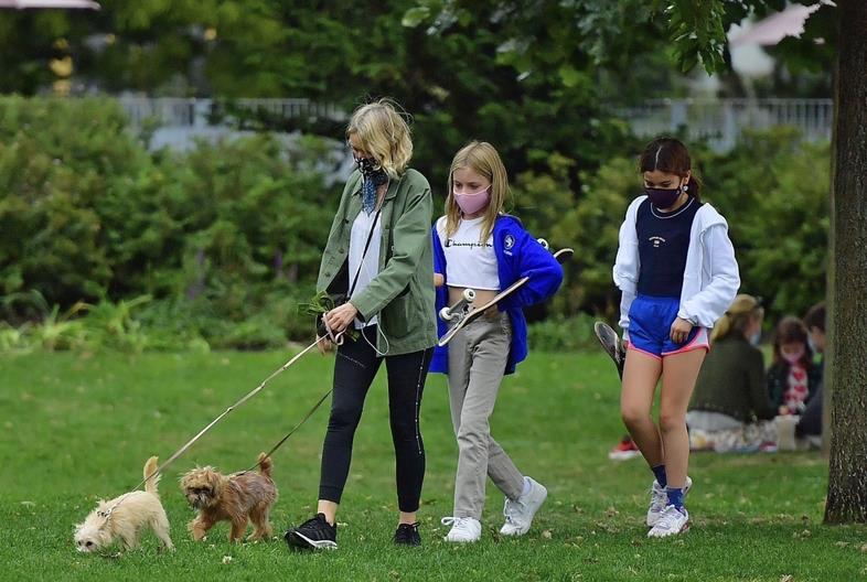 娜奥米·沃茨(naomi watts)和儿子们纽约外出去公园遛狗新街拍.