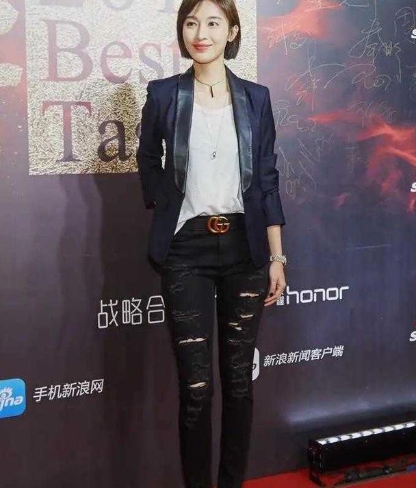 52岁周涛私服太会穿,小西装外套配牛仔裤减龄时尚,气质真高级