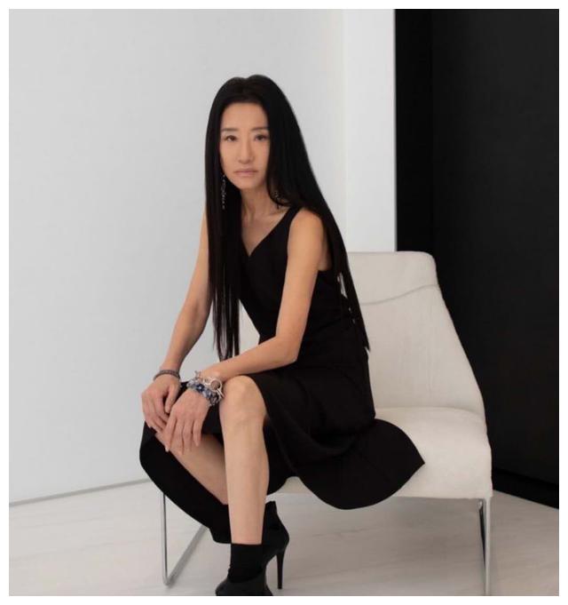 王薇薇晒近照71岁身材宛若纸片状态令网友惊呼40岁都不信