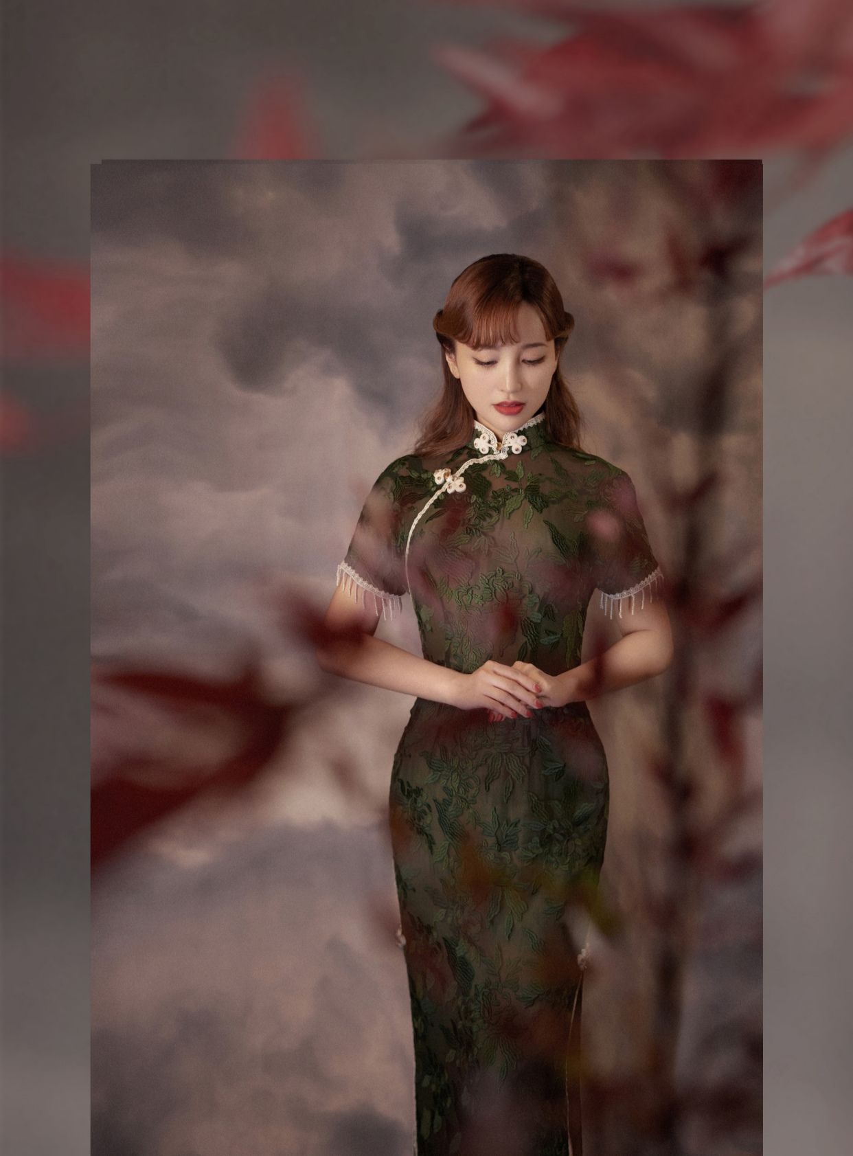 身着旗袍的金莎是一道优雅的风景线,曼妙倩影秀美温雅