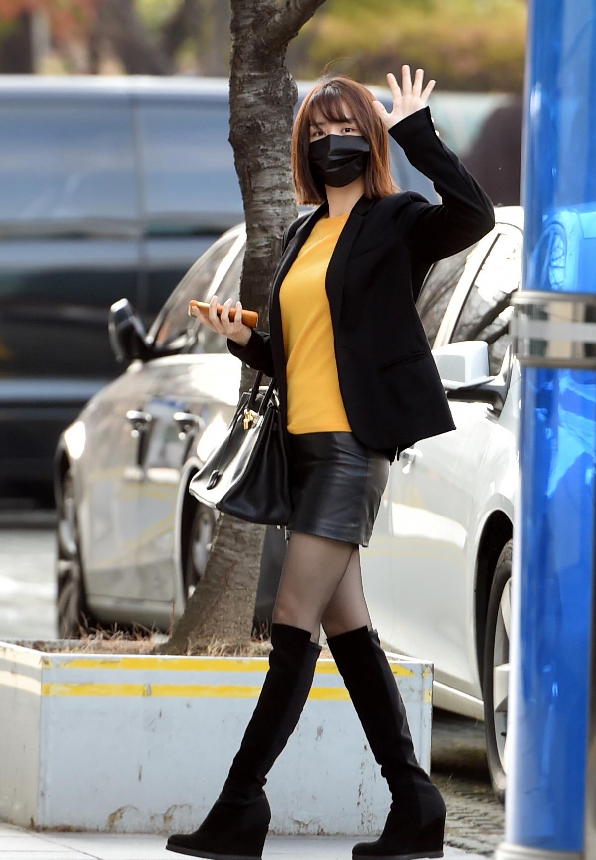 娇小妹子一定要看,朴河善西装 短裙 靴子搭配套路好看得飞起