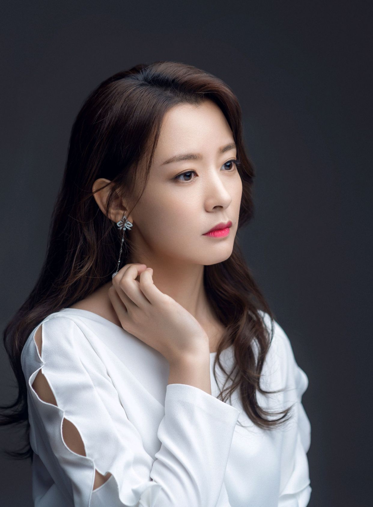 周奇奇写真美图:美丽大方,成熟知性_高清图集_新浪网