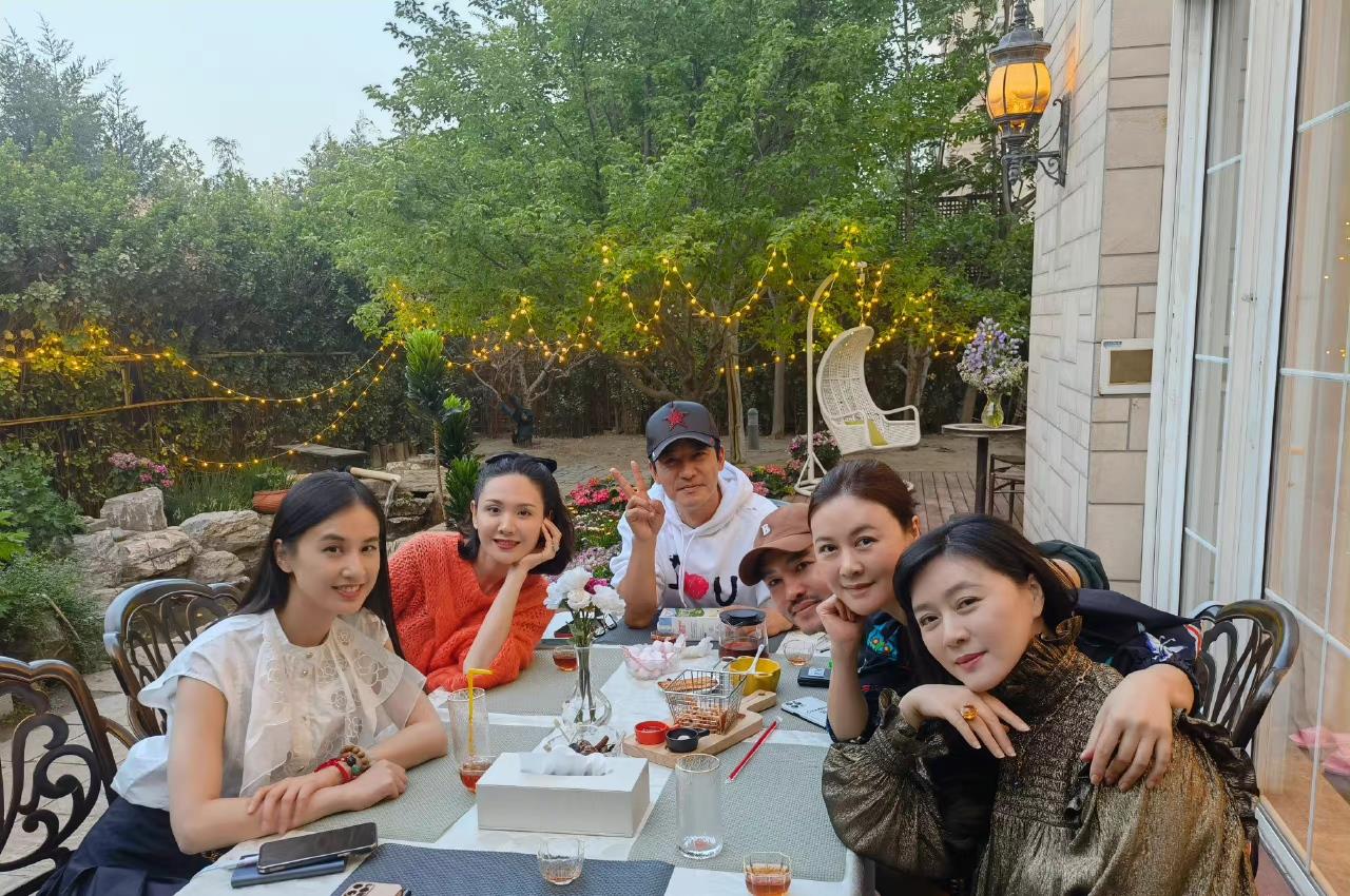 辣妈聚会黄圣依程莉莎王灿合影三人不似孩子妈身后豪宅抢镜