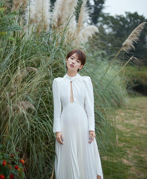 短发张嘉倪不敢认穿白色镂空裙海边拍大片小男孩发型帅气十足