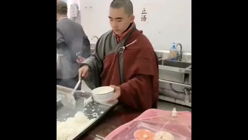 这才是真正的吃斋念佛,看到在他们斋饭的那一刻,我流口水了