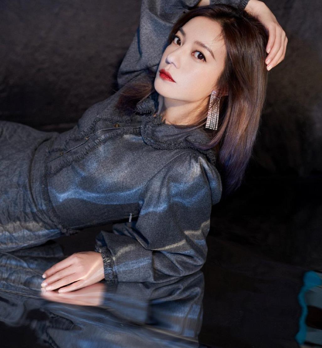 赵薇"瘦"后依然是女神,穿一件连衣裙气质全开,竹竿腿真吸睛