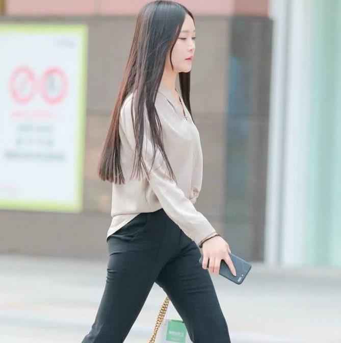 街拍:小姐姐肤色衬衫搭黑色西装裤,优雅职业气质