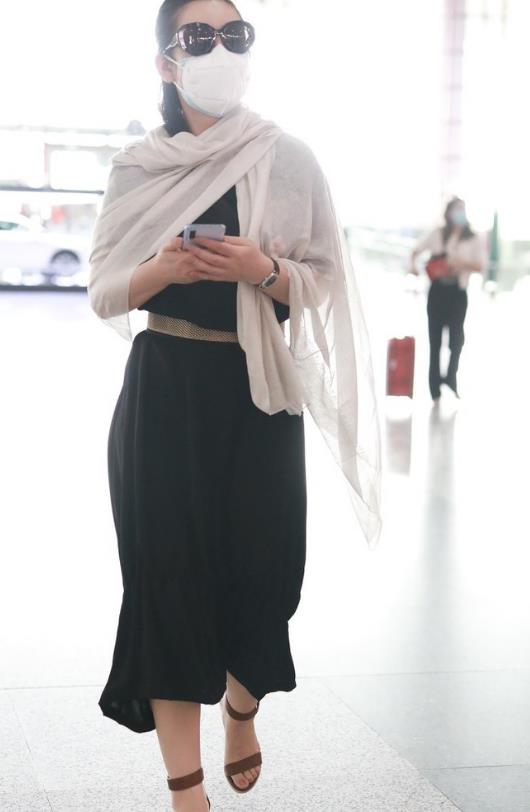 秦海璐一身“侠气”走机场，黑色连衣裙配白披肩，瞬间被她帅到了