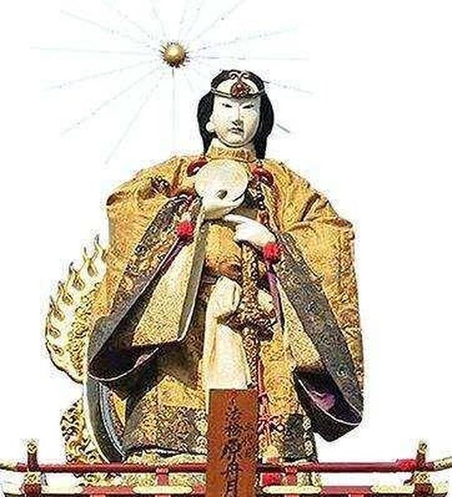 中,平氏被打败,平清盛的夫人抱着八岁的安德天皇和三件神器跳入大海