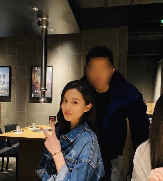 毛阿敏女儿近照17岁身高173深眼窝超像袁泉低调出道颜值太高