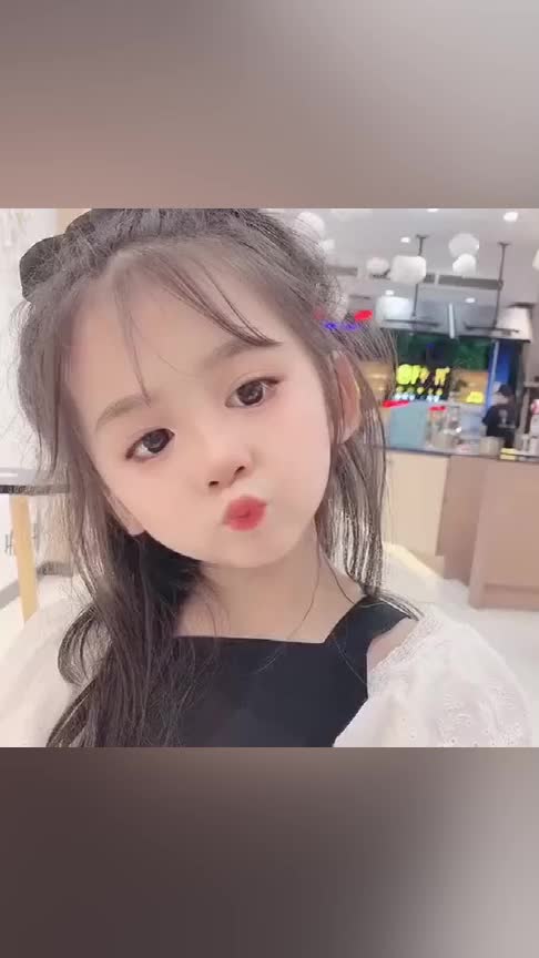 嘟嘴卖萌的小可爱这满脸的胶原蛋白看的我好想去捏一下