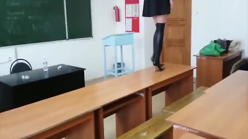 时尚穿搭-新学期开学-_老师换上了细跟长靴高跟鞋-_增添魅力