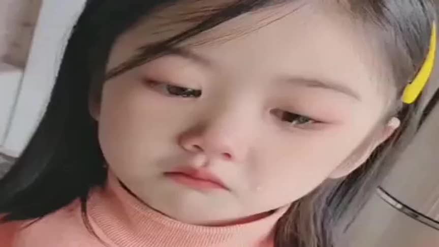 就少了一颗巧克力豆,小宝贝就哭得这么伤心,看着真是太心疼了!