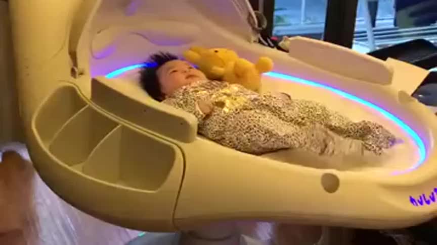 土豪的世界我们不懂,这种高科技婴儿床,一般人买不起!