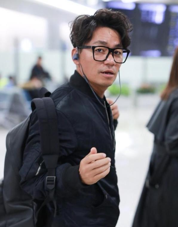 王宝强任性素颜走机场,一头卷发成焦点,黑色皮鞋擦得好亮呀_高清图集