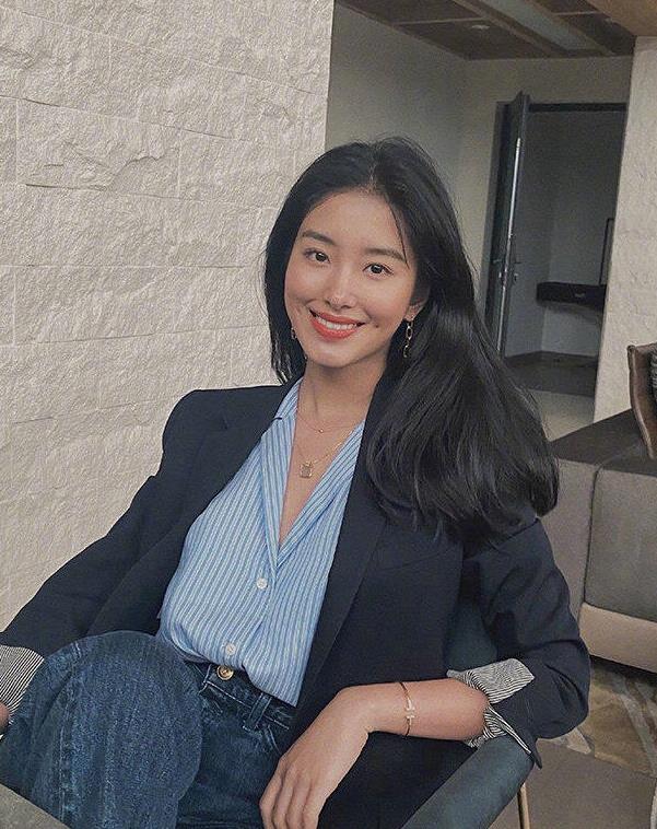 “体操公主”刘璇品位升级,真空穿墨绿色西装套装,美出新高度__财经头条