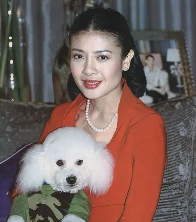 看完西拉米王妃的8张唯美照,你就明白她的身材有多好了