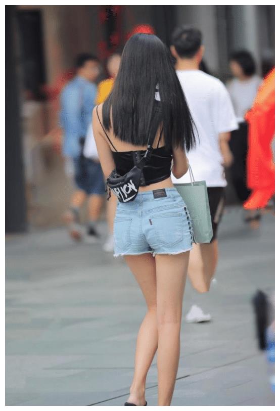 吊带超短背心搭配上超短裤彰显出俏皮火辣感